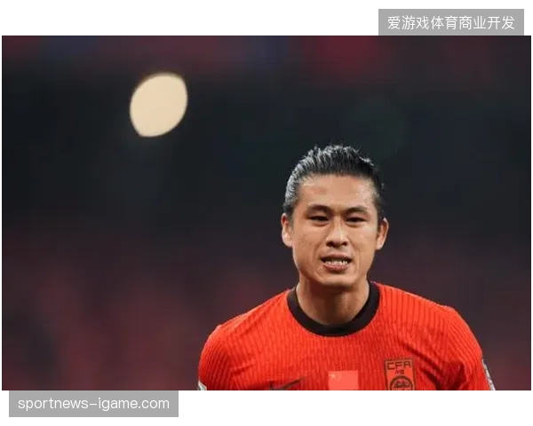 张玉宁凭借点球帮助国足扩大领先优势，谢文能的精准传中为首开纪录创造条件